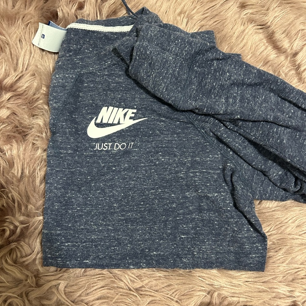 Sporty Nike long sleeved causal top.